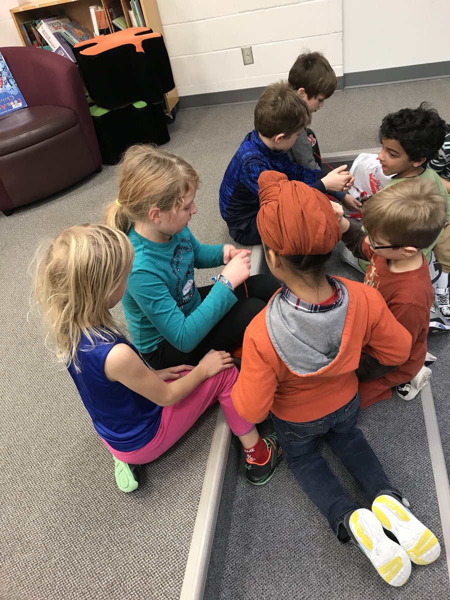 StJamesOCSB's tweet photo. Students teaching students how to knit @StJamesFinn #helpingthehomless @ClassStew @TDOttawa #OCSBAdvent @OttCatholicSB https://t.co/APHhLrvn1Y
