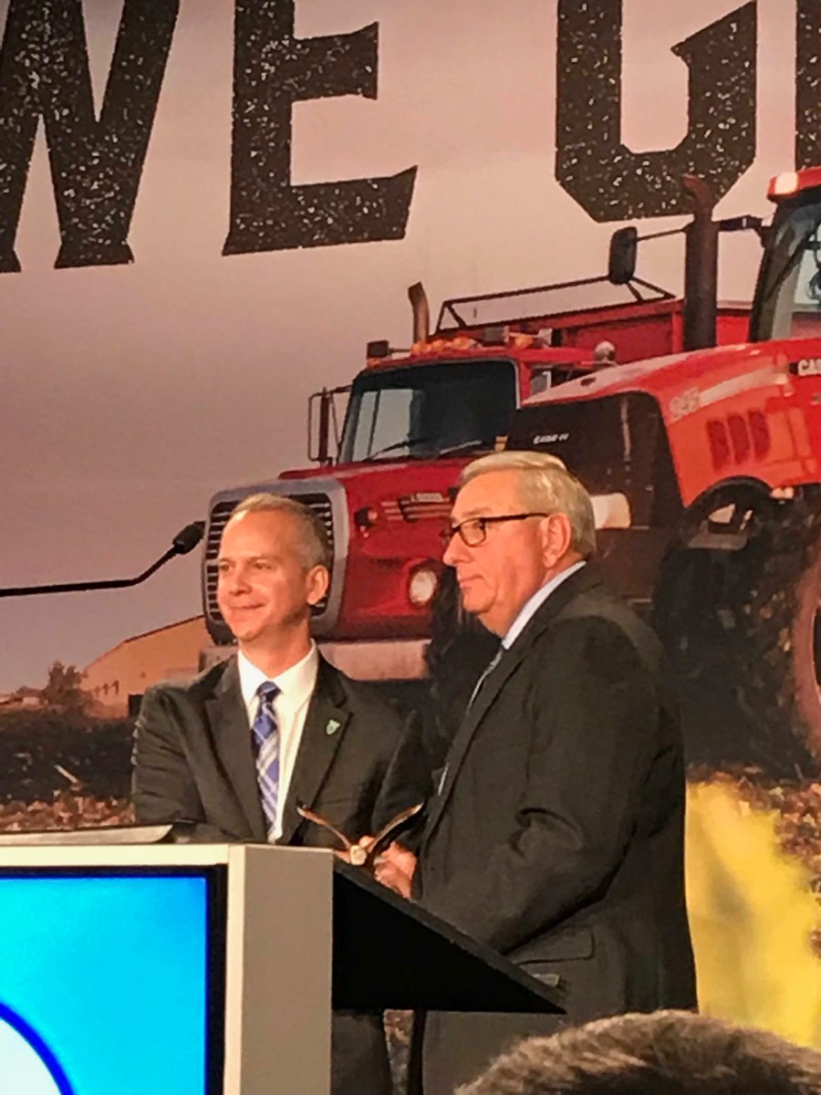 AlanErickson14's tweet photo. #wegrow2017 congratulations Bob! Well deserved! https://t.co/TUemt3OoDF