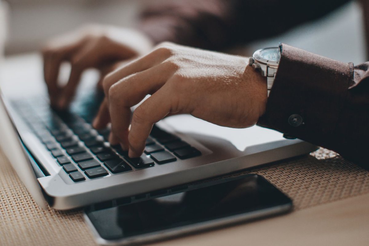 Tablet sing. Человек за компьютером. Делает их доступными для. Делает их доступными для. Делает их доступными для.