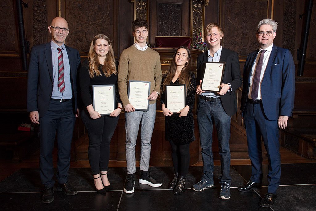 UFM_MIN's tweet image. .@sorenpind ved fejringen af årets Projekt #forskerspirer: ’Bliv ved med at være nysgerrige. Bliv ved med at søge viden. Bliv ved med at stille spørgsmål. I gør Danmark klogere.’ Læs hele talen bit.ly/2AFxUCl #forskpol #dkforsk (Foto: M. Schlosser)