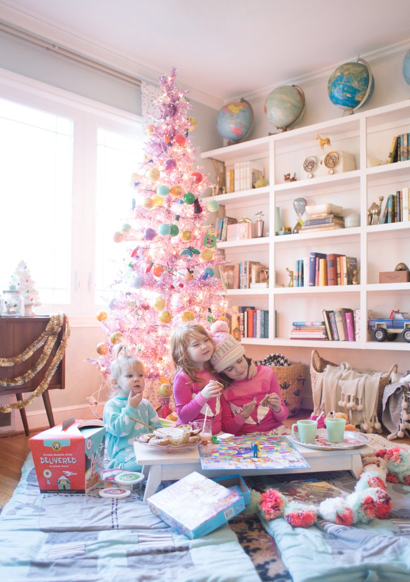 Decking the halls with <a href="/einsteinbros/">Einstein Bros. Bagels</a>, one of our favorites!  Read more here: laybabylay.com/gathering-roun…  #sponsored