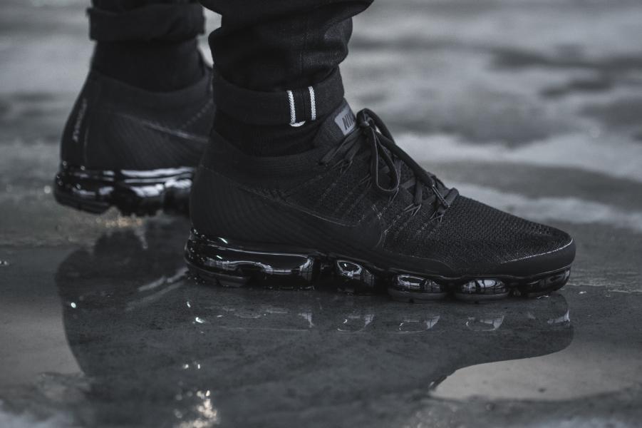 nike vapormax flyknit triple black