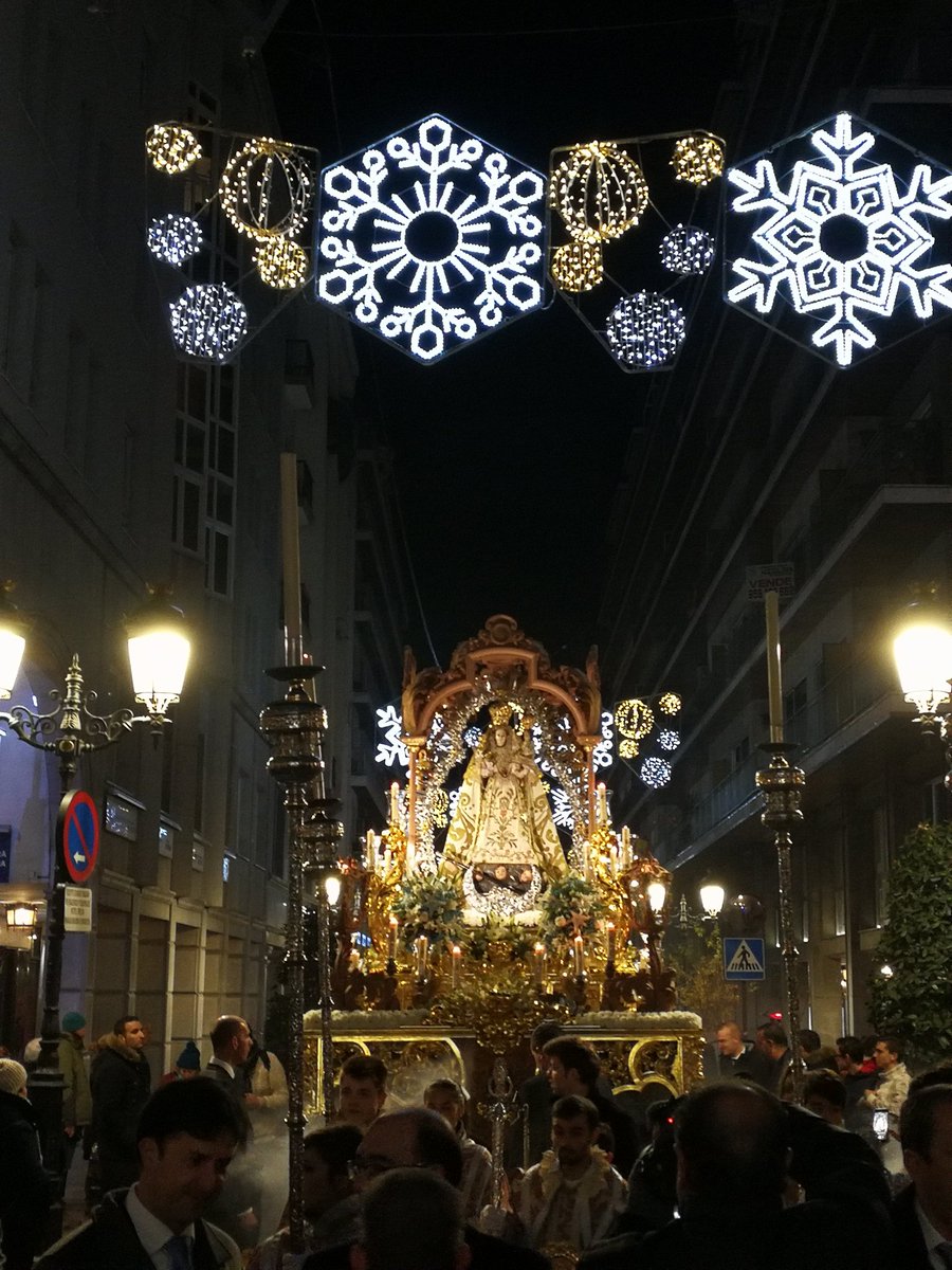 La Virgen de la Cabeza de Churriana bajo unos preciosos copos de nieve por la Calle Ganivet de la capital... <a href="/aortegafoto/">Foto Alberto Ortega</a> @TitularesGr <a href="/Virgen_Cabeza/">Virgen de la Cabeza</a> <a href="/CostaleroDeGR/">𝘾𝙤𝙨𝙩𝙖𝙡𝙚𝙧𝙤 𝘿𝙚 𝙂𝙧𝙖𝙣𝙖𝙙𝙖</a>