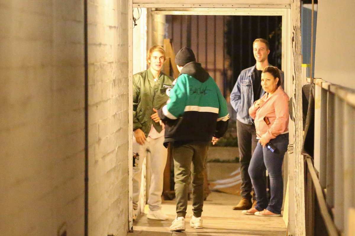 TBBRCandids's tweet photo. 06 de Dezembro: Fotos de Justin Bieber deixando o Saban Theatre em  Beverly Hills, Califórnia. https://t.co/LC8PstG4tB