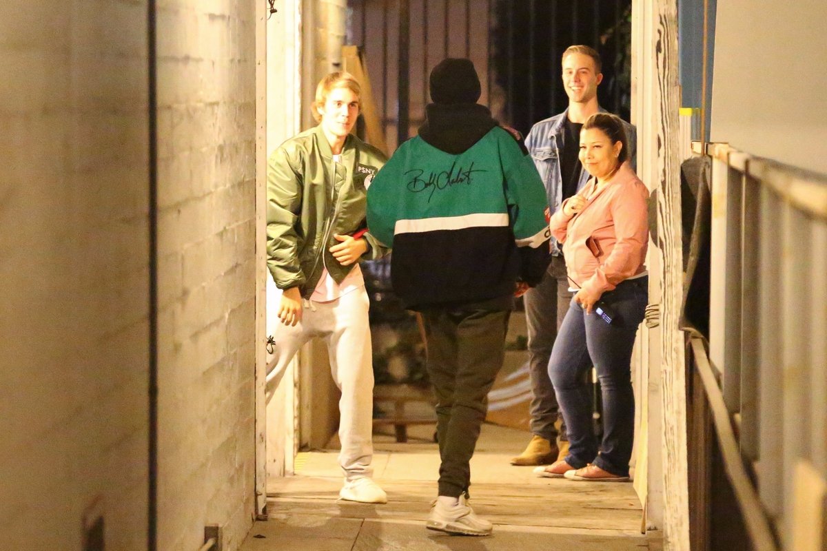 TBBRCandids's tweet photo. 06 de Dezembro: Fotos de Justin Bieber deixando o Saban Theatre em  Beverly Hills, Califórnia. https://t.co/LC8PstG4tB