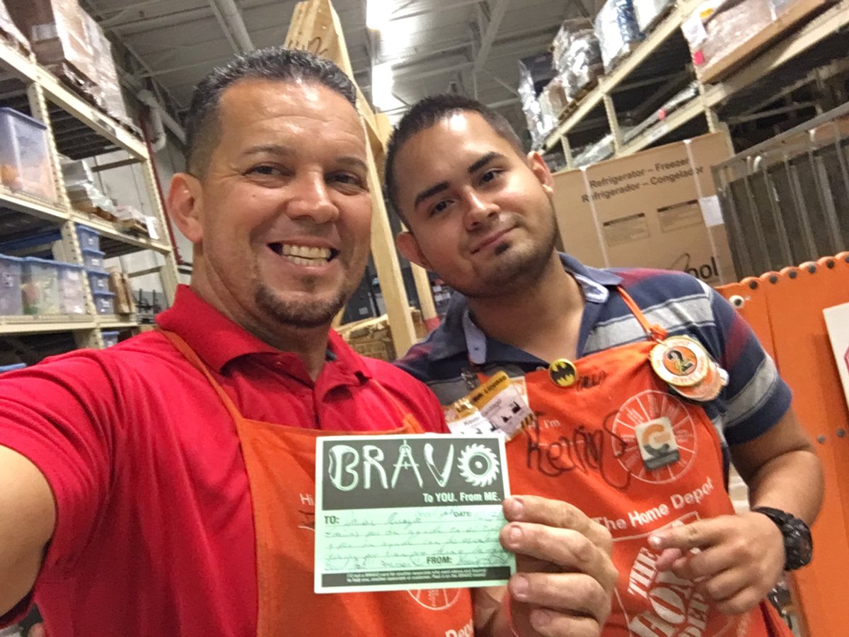 Polyjavi's tweet photo. Team Work 💪!!! Gracias Kevin, siempre  estaré disponible y apoyando ala ayuda de mis compañeros para agilizar nuestro trabajoooo!!!@JaymarHeredia @tulilerd @xrobles416 https://t.co/Grwr59HGPU