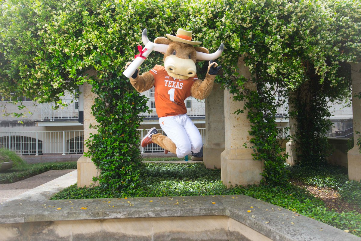 UTAustin's tweet image. We saw some great photos during Spring Commencement. As we gear up for Fall Commencement on 12/9, use #UTgrad17 to share your grad pics🎓🤘 #TBT