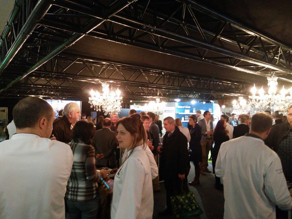 VeltionCoaching's tweet photo. .@VeltionCoaching bezoekt en geniet van de meest indrukwekkende stand van klant @tveermenen op grootste #café van #WestVlaanderen ;) #Bedrijvencontactdagen #Kortijk #Xpo17 en klinkt 🥂nogmaals op geslaagde samenwerking. #BCD #BCD17 https://t.co/4flobzQwLj