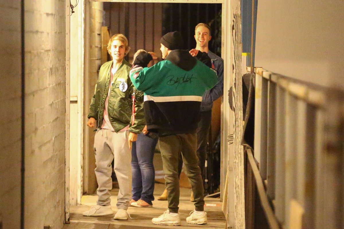TBBRCandids's tweet photo. 06 de Dezembro: Fotos de Justin Bieber deixando o Saban Theatre em  Beverly Hills, Califórnia. https://t.co/og6zkKzha7