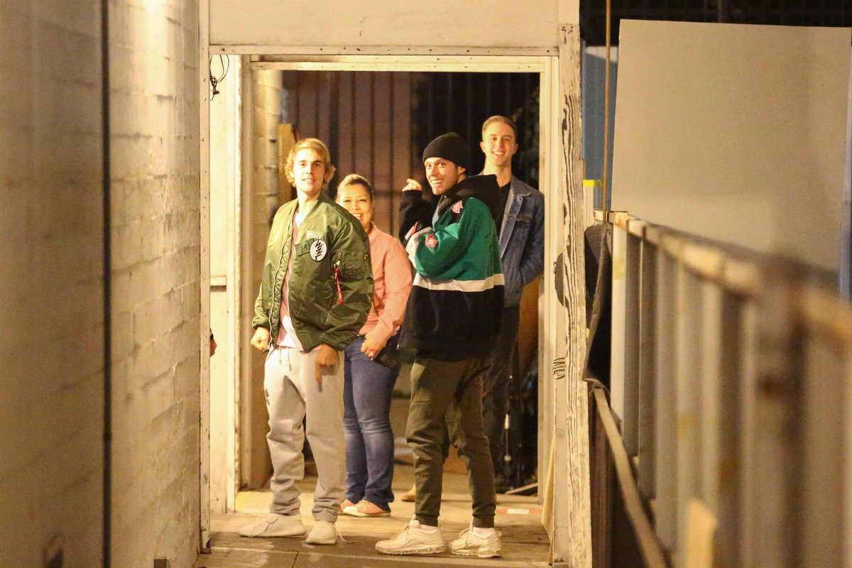 TBBRCandids's tweet photo. 06 de Dezembro: Fotos de Justin Bieber deixando o Saban Theatre em  Beverly Hills, Califórnia. https://t.co/og6zkKzha7