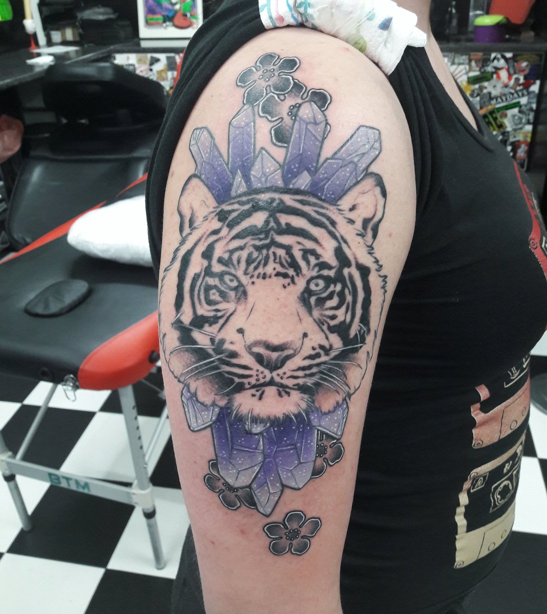 anndcor's tweet photo. Does anyone likes #animal #tattoos?? Send an email to riot.tstudio@gmail.com for enquiries.

#tiger #london #holloway #girltattooist #hauntedtattoos #animaltattoo #londontattoo #haunted #crystal #crystaltattoo https://t.co/LPxXHW2PQ5