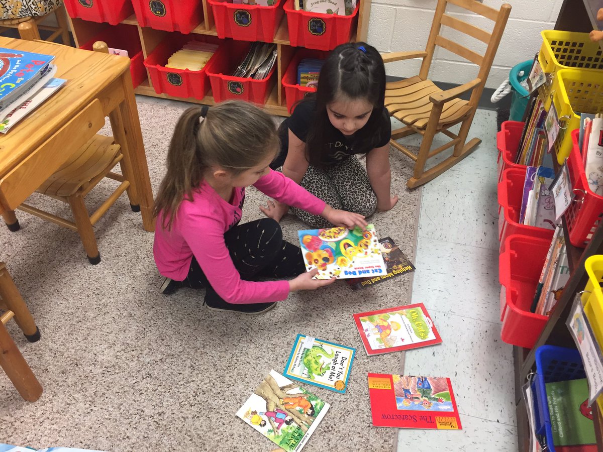 MissKovacic's tweet photo. Today #misskovacicsclass read to kindergarteners for our #12daysofkindness @ALG_LCPS https://t.co/9YpvgVkJZY