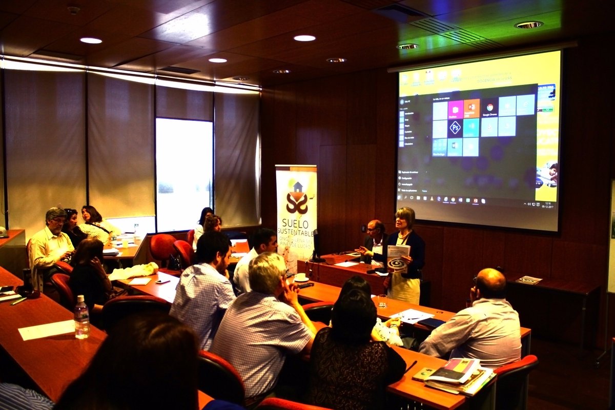 Con gran éxito ONG Suelo Sustentable y FAO celebran Día Mundial del Suelo 2017 en Chile. Junto a diversos actores de gobierno, academia y sociedad civil, se llevó a cabo el seminario “El cuidado del planeta comienza por el suelo” fao.org/chile/noticias…