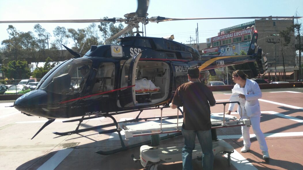 #AlMomento #Cóndores trasladan de urgencia a una mujer de 63 años con infarto agudo en evolución, fueron del Hospital General de Milpa Alta al Hospital de Especialidades Dr. Belisario Domínguez, para su atención médica definitiva. #PolicíaCDMX 👮‍♂️🚁🏥