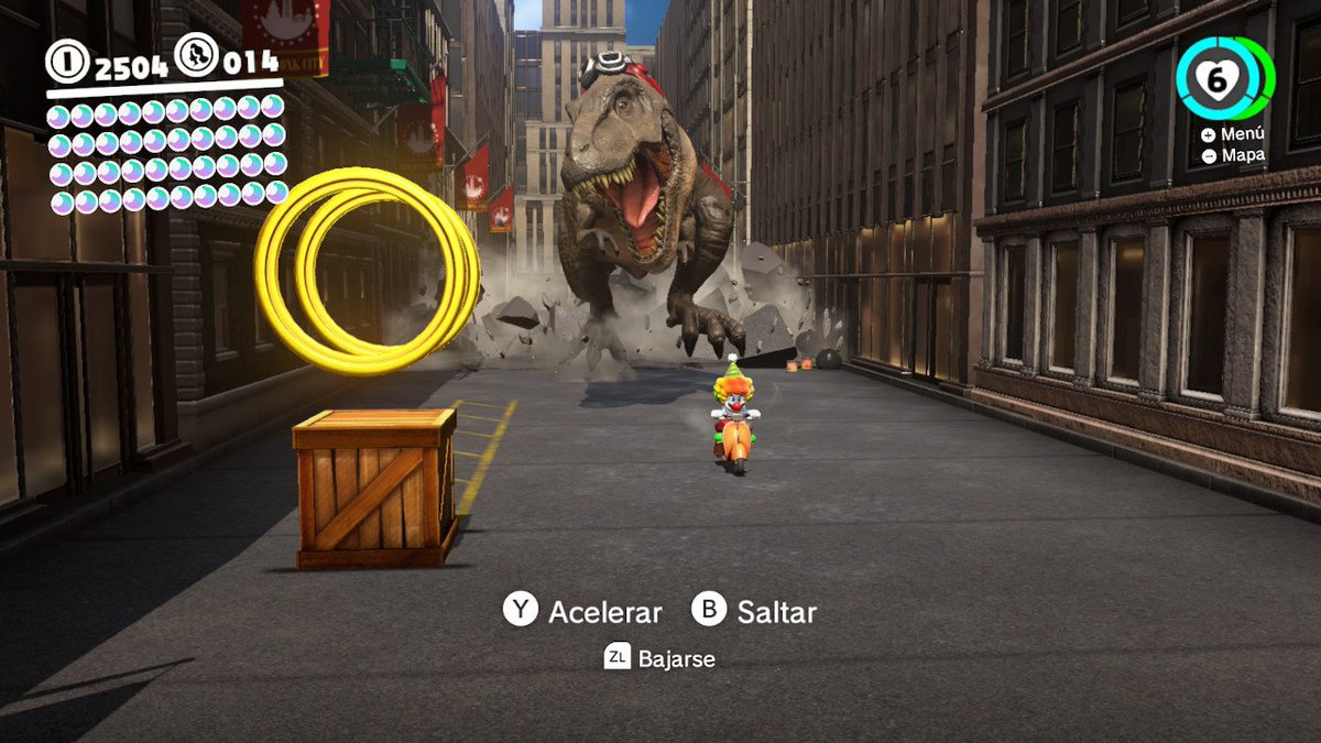 NeoTapion's tweet photo. Mario en motocicleta, vestido de payaso, perseguido en una gran ciudad por un t-rex piloto.

#MiOdiseaMario #SuperMarioOdyssey #Revogamers https://t.co/BHXNARCYVN