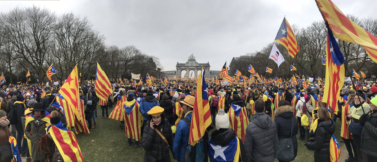 CagaMesUnBou's tweet photo. Gran dia a #omplimbruseles #WakeUpEurope tornem cap a casa. Seguim. No pararem. https://t.co/keL3deeM5k