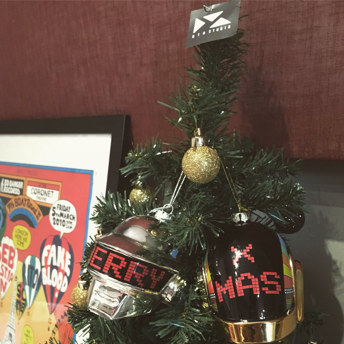 Digitalriot's tweet photo. Getting into the christmas spirit 🎅🏻🎄

https://t.co/goUd5ymA8u

 #digitalriot #digital_riot #house #music #studio #studiolife #studiotoys #christmas #xmas #daftpunk #edbanger https://t.co/9Cz2e9QAUL