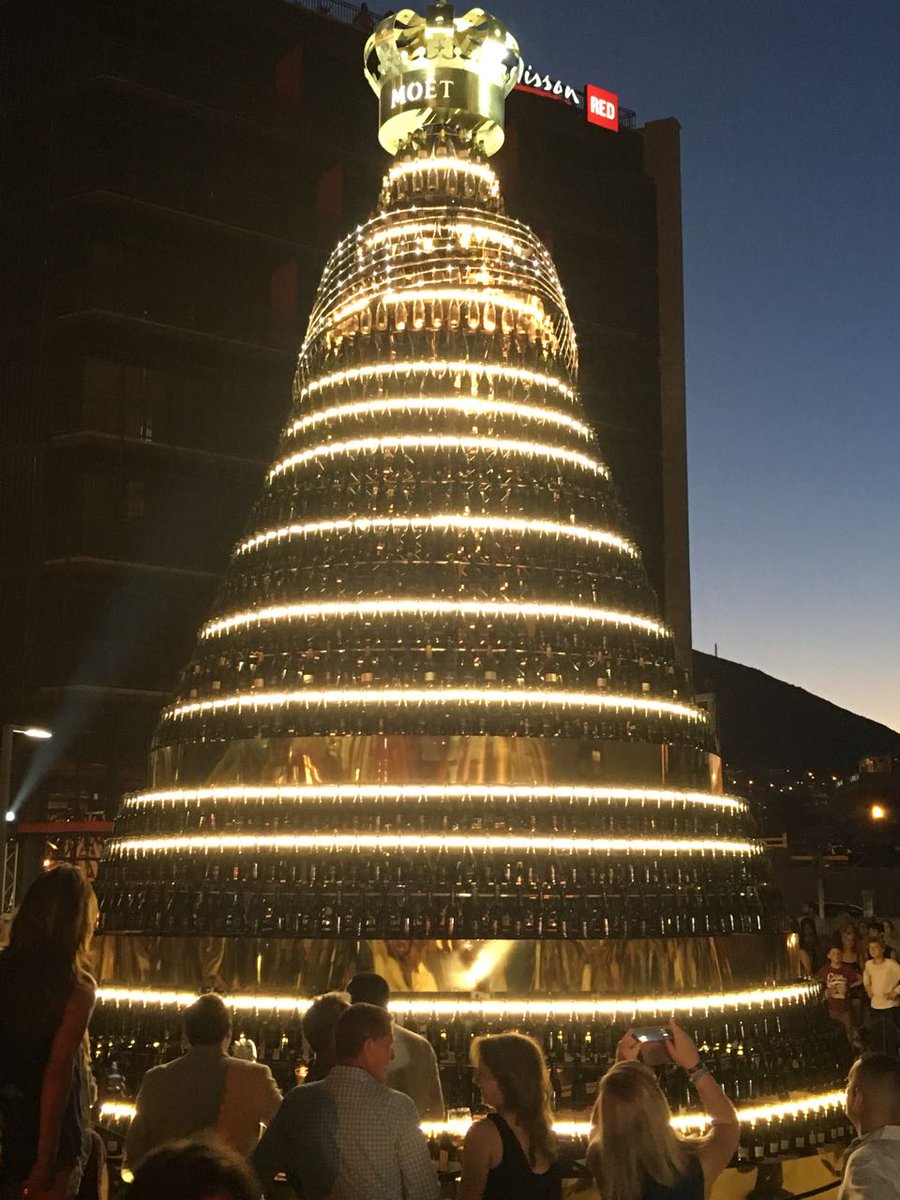 fire_iam's tweet photo. So pretty! @VandAWaterfront #CapeTown #SouthAfrica #Moet #Summer https://t.co/ZdilJJNSDE