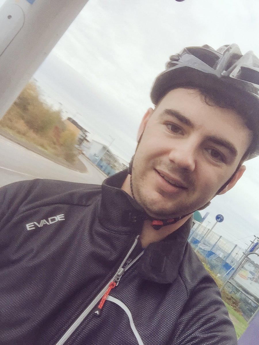 SamAdamson5's tweet image. Go checkout @Evadesport Xmas Sale (use code Xmaspressie20%). It's what I use for my commute to work on a daily basis. Worn my arktic jacket in -5 no problem.