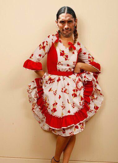 Cacerolachilena's tweet image. Adivinanza: es China, pero nunca a vivido en el campo. Le gusta la cueca pero bien fascista. Como se estiró hace poquito, ni se arruga pa hablar weas. Quién es????