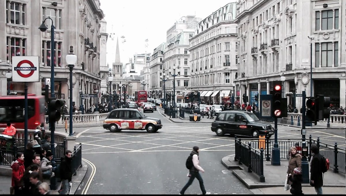 lagarpic's tweet photo. Oxford Street, London 🇬🇧 https://t.co/DvSXJzpkA8