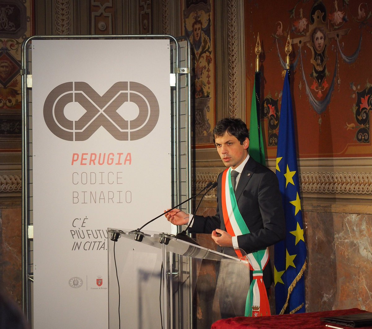 MicheleFioroni's tweet photo. @Comuneperugia guarda al futuro firmata oggi la convenzione tra presidente @PaoloGentiloni ed il sindaco @Andrea_Romizi che segna l’avvio di #codicebinario piano di riqualificazione urbana che pone al centro tecnologia e #talento dove l’intelligenza prende il posto del degrado https://t.co/sIog764qnN