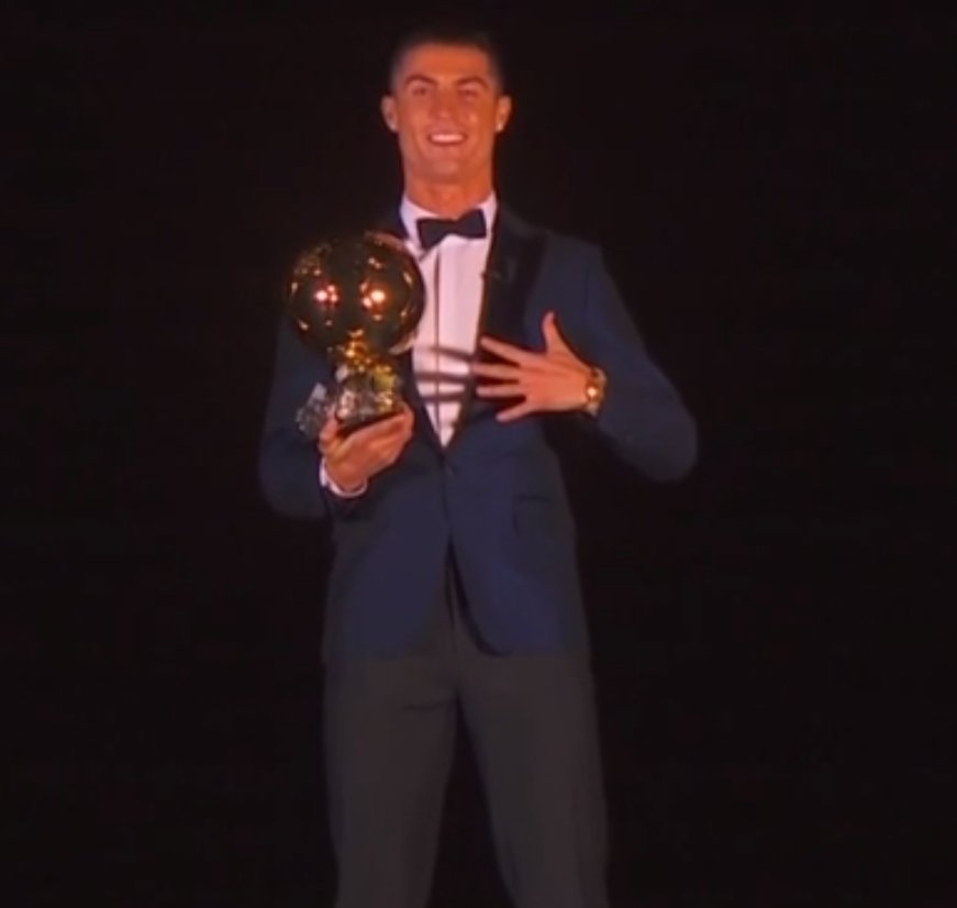 InvictosSomos's tweet photo. OFICIAL. El Balón de Oro 2017 es de CRISTIANO RONALDO. El quinto llegó a la colección del comandante. Iguala a Lionel Messi como máximo ganador. LEYENDA. 🇵🇹 https://t.co/L1X8aYivdy