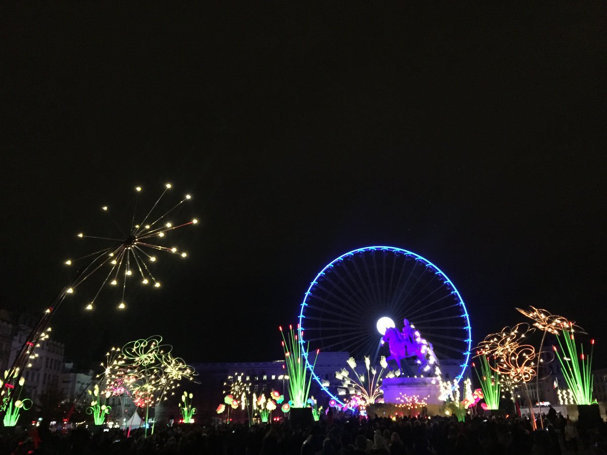 AdAnimateurs's tweet photo. La fête des Lumières est toujours aussi belle ! On est heureux de représenter notre association sur cet événement magique ! https://t.co/9zwBOAQgt8