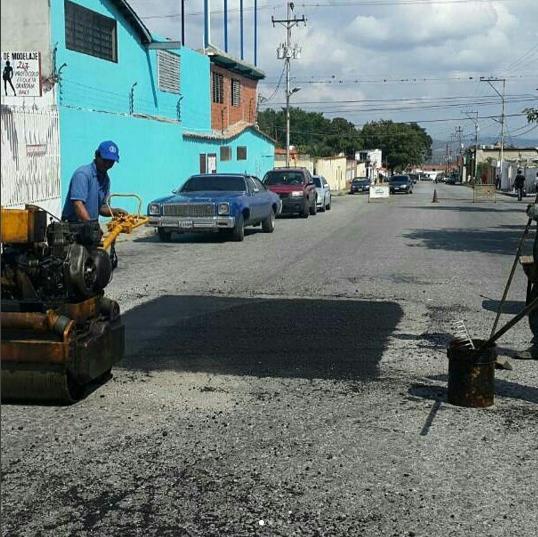 #VIALIDAD Ejecutamos recuperación de carpeta asfáltica en la Avenida 2 del sector La Mata, entre calles 3 y 5, esto como parte del #PlanIntegralDeMovilidad desarrollado en #Palavecino