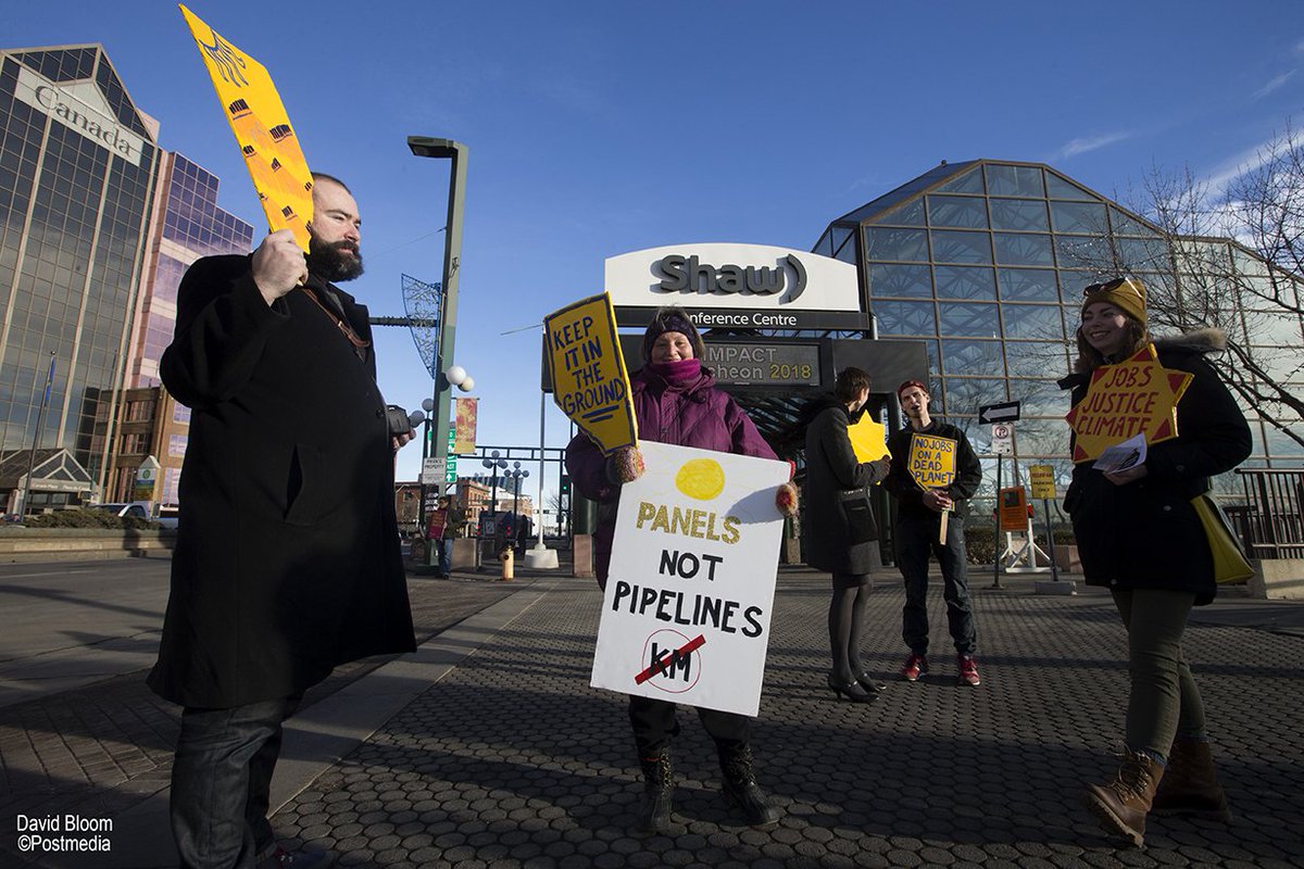 davidbloomphoto's tweet photo. Protestors gather as Premier Notley delivers pro-pipeline message to @EdmontonChamber of Commerce #yeg #ableg https://t.co/XhmJbo272v https://t.co/I6fmlkjKkY