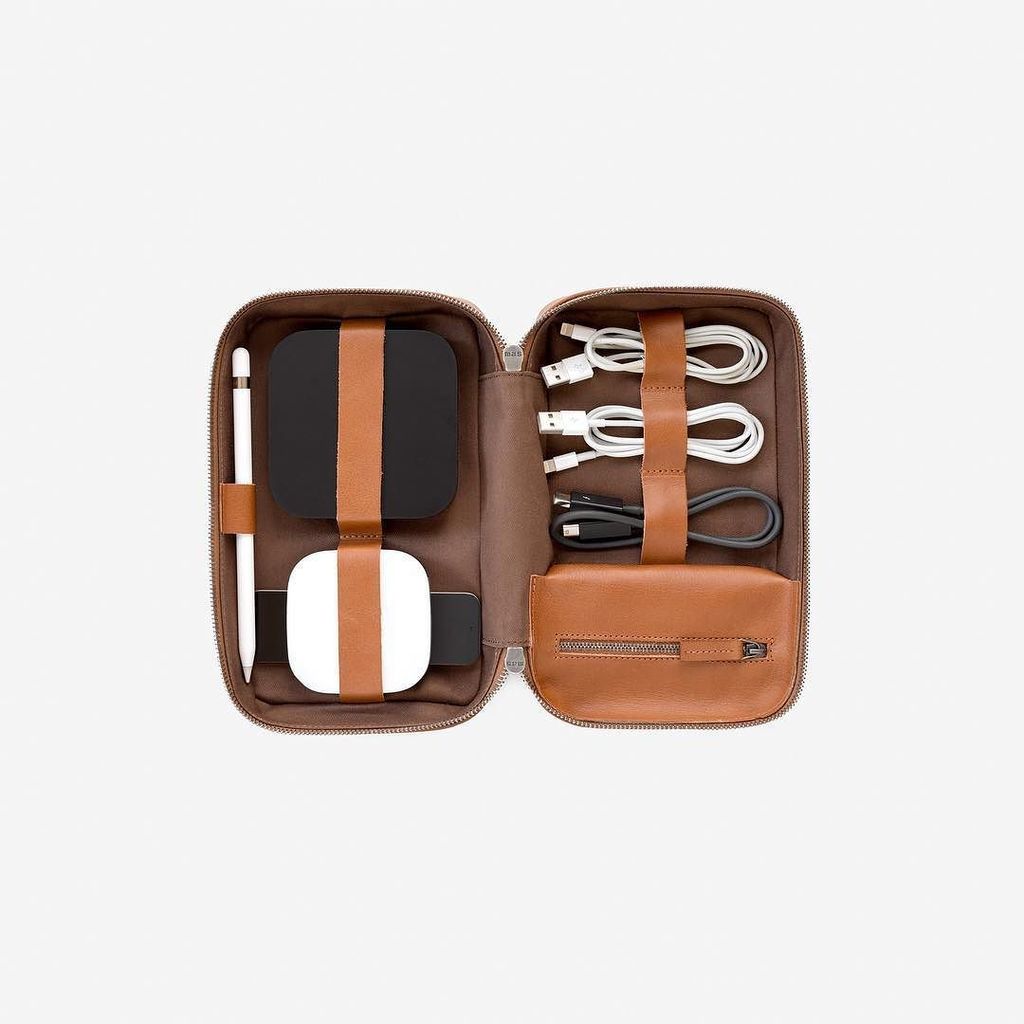 Thisisground's tweet photo. One of our best selling products this holiday season - The Tech Dopp Kit 2, size Regular, Toffee. #techdoppkit2 ⠀
⠀
BONUS: Complimentary standard shipping for orders $200+ https://t.co/3WQqHl3m9W https://t.co/i8stXgbjKm