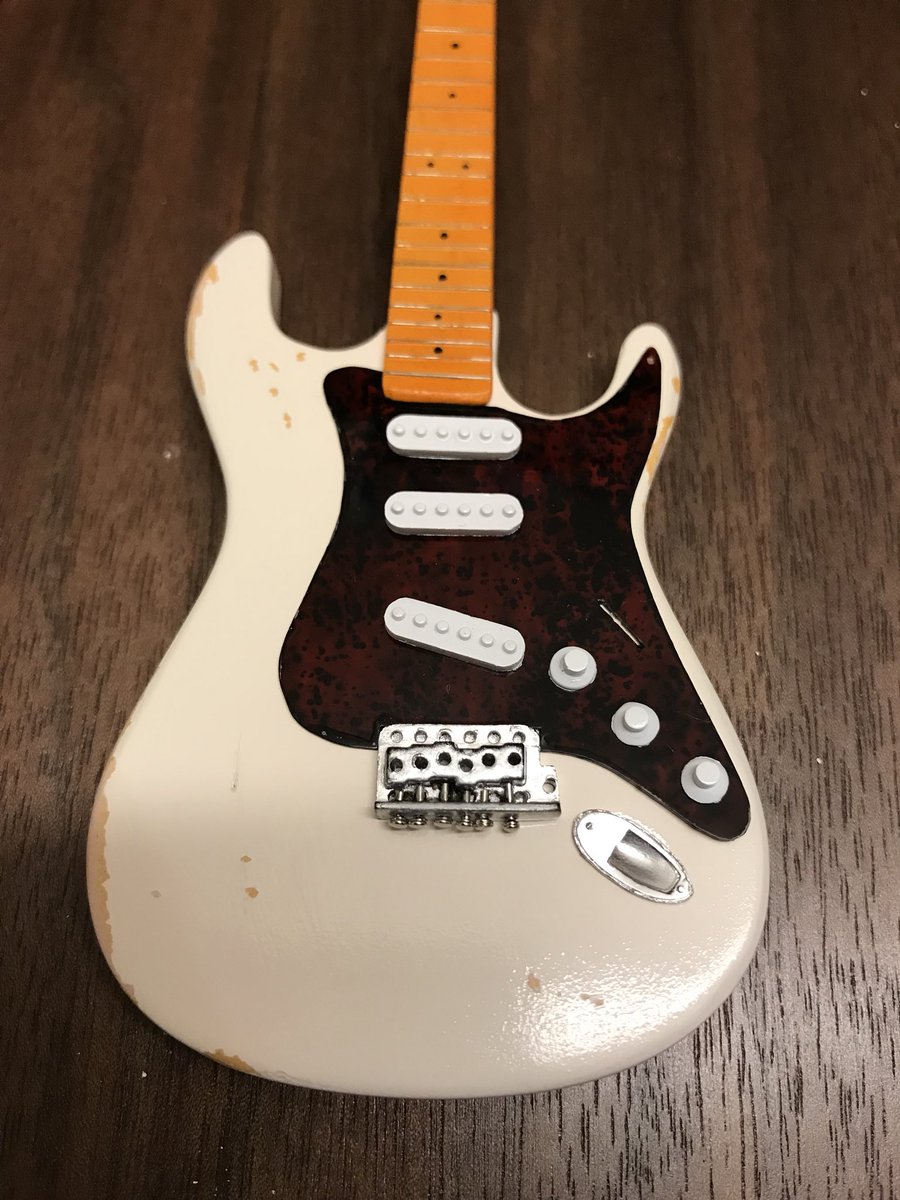 マチダ マダオ まだ あと少し 続くひはりくんドールのギター製作 江口寿史先生のイラストや本家のギター にもあるダメージ レリック加工 を施す 模型とは言え新品同様のギターに傷を付ける背徳感