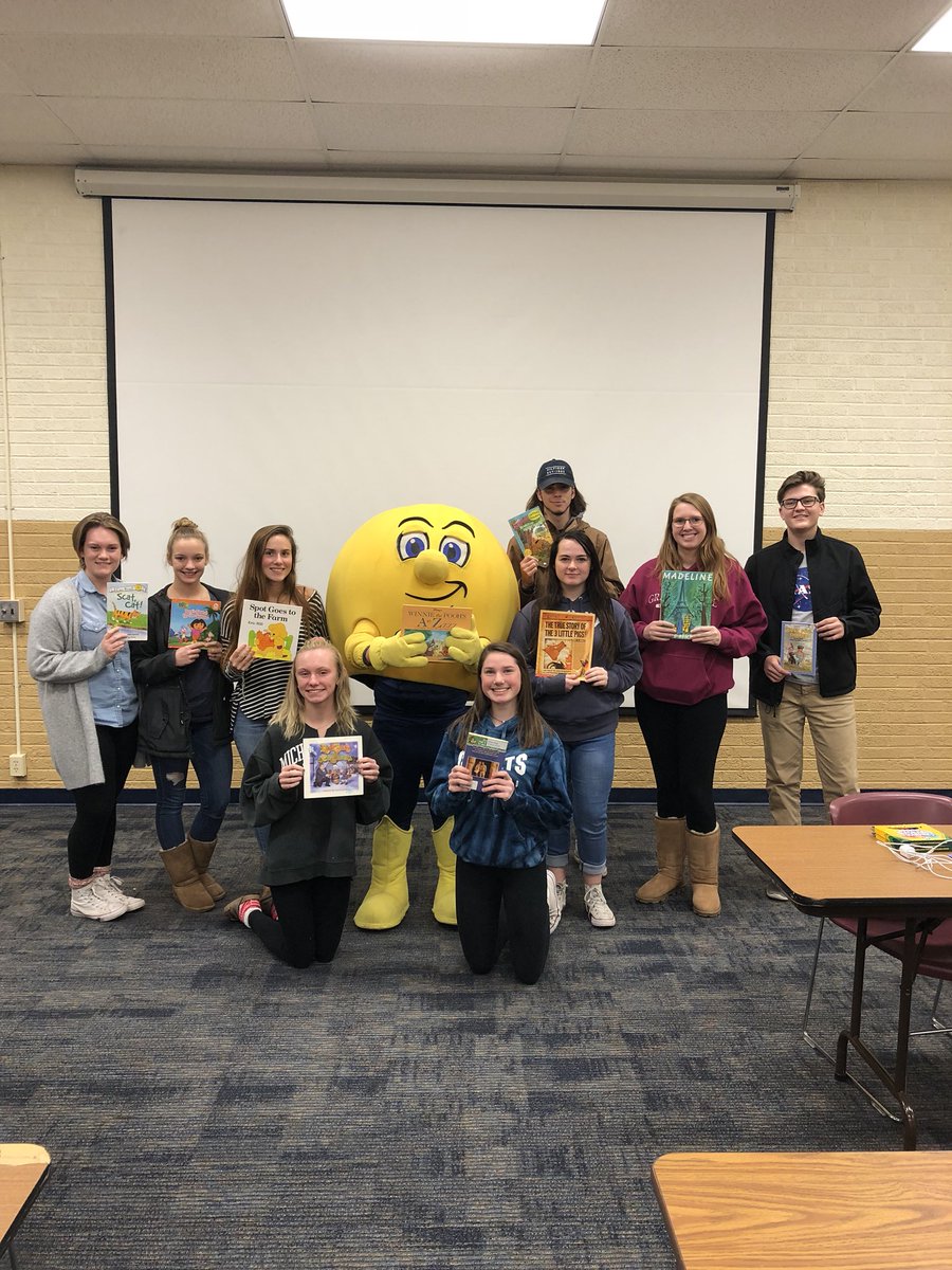 DrSteveGabriel's tweet photo. Parent reading workshop! Thanks to our awesome  @glhsnhs and @GrandLedgeHS students for their help  #ProudToBeAComet https://t.co/vAH6A9NSGU