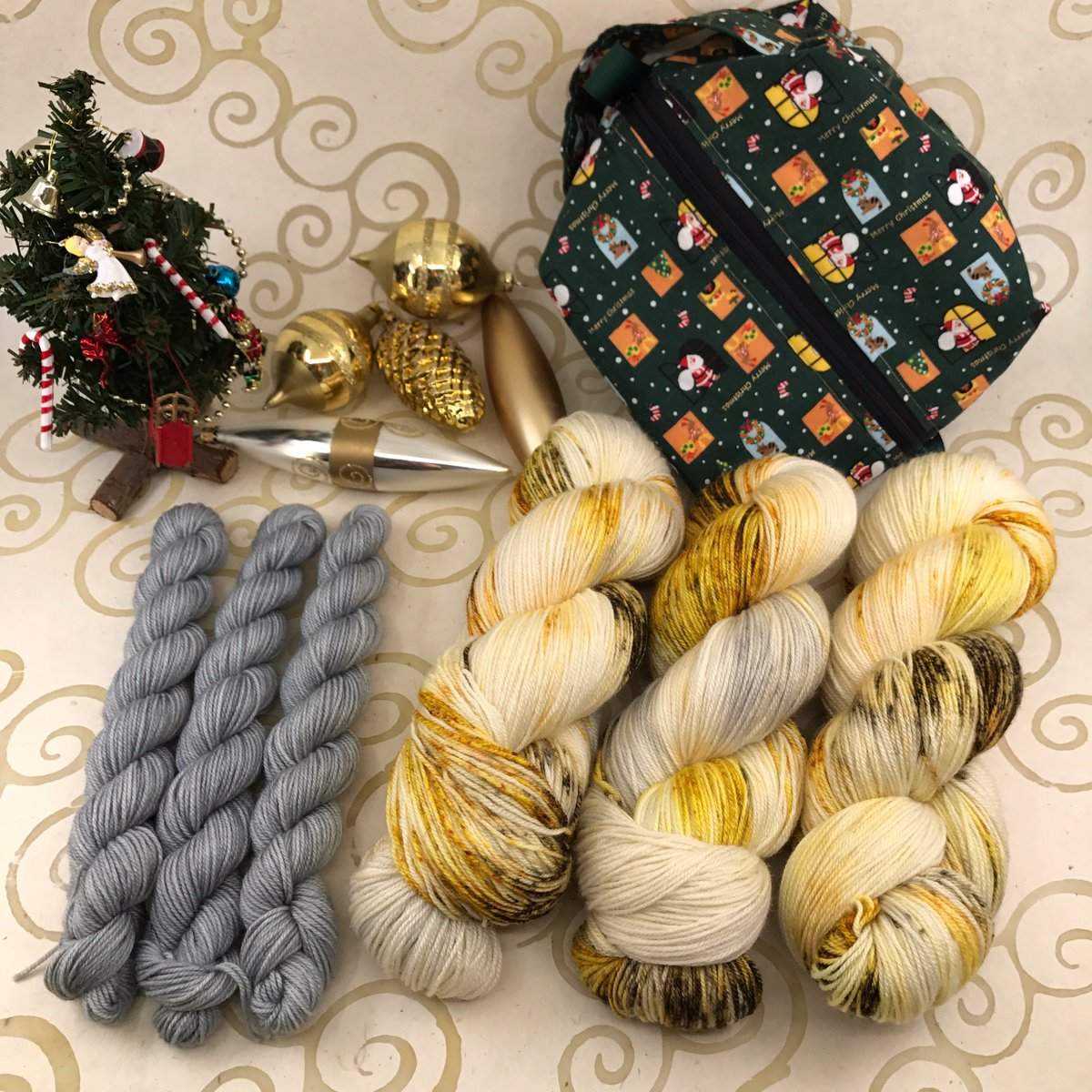 Day 7 is up! Angels We Have Heard On High is the latest exclusive colourway! Included is a mini skein in Silver Bells as well! Shown here with a festive project bag by @NekozukiYarns, a perfect addition to any of the bundles!
#ancientartsyarn #12DaysofChristmas
