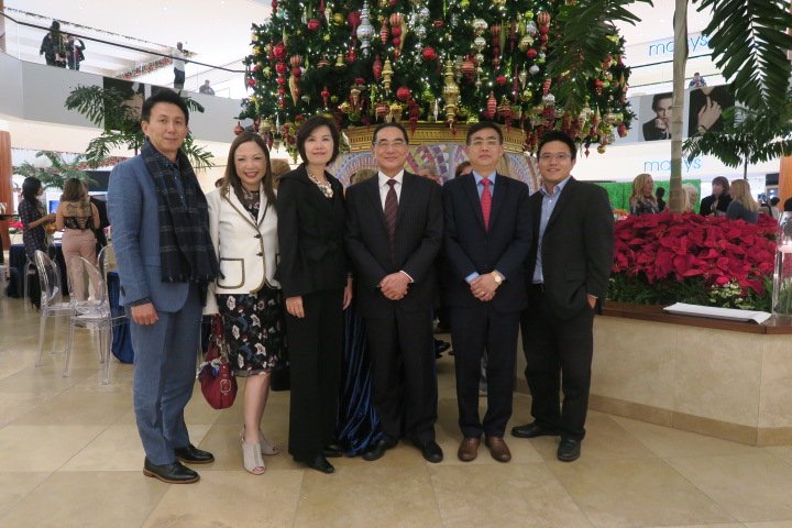 AmChCEO's tweet photo. #ACCS team led by #SteveShen, Secretary General of ACCS, were guests in @southcoastplaza 50th Anniversary series of events unveiling the limited edition art book "South Coast Plaza". Also attended incl. Director #KathyKung, platinum mbr #JeffreyTsue &amp; guest from SZ #YangZhiYuan. https://t.co/ICxAfbrmvF