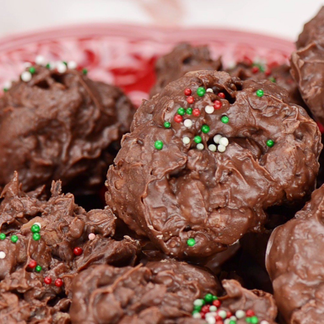 RealHousemoms's tweet photo. Slow Cooker Chocolate Turtles are the easiest turtle chocolate candy you'll ever make! Serve them at your holiday party or package some up as gifts! #slowcooker #crockpot #chocolate #turtlecandy #caramel #candy #christmas #foodgift https://t.co/mmqZ6ElaJa https://t.co/GbfJF4eK6p