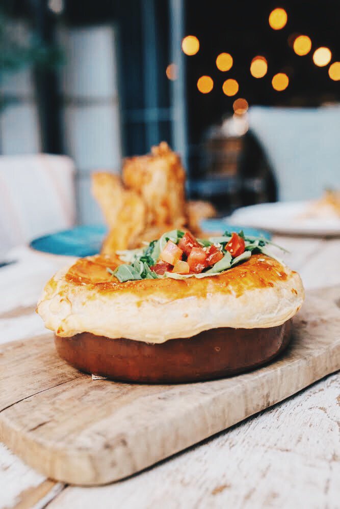 Comenzar el puente con este provolone gratinado, hojaldre suflé y tomate concassé es muy muy fácil 😋👌
#Perrachica #GrupoLarrumba