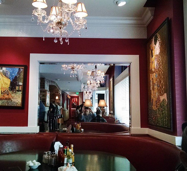 OneColorado's tweet image. Atmosphere and great food collide at Russell's. ow.ly/3Y2L30gYTNq