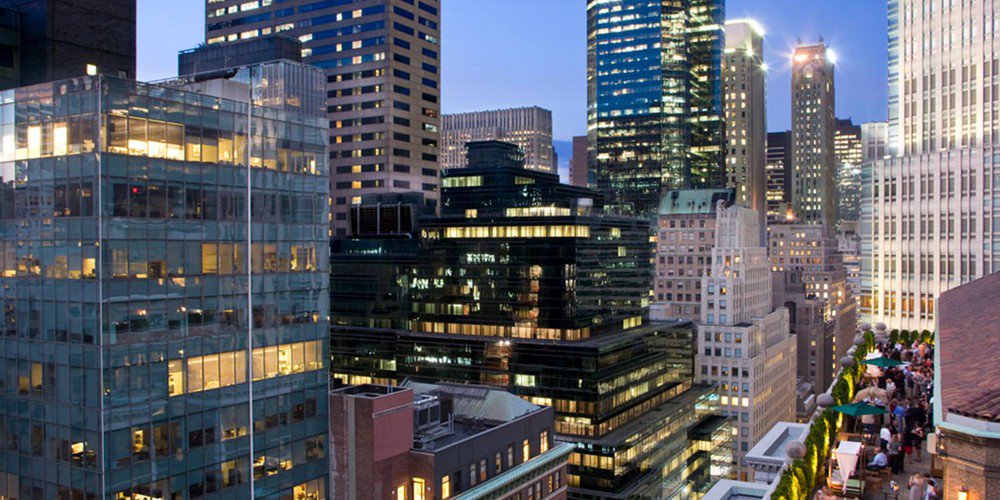 DoetsReizen's tweet photo. Tip van Melvin: verblijf in het Roosevelt Hotel en geniet van een gezellige avond op de rooftbar Mad46. Wil je weten waarom? https://t.co/umoy6d7Csy #NewYork #NYC #StedenTrip #Mad46 #RooseveltHotel #Rooftopbar https://t.co/ERRea12RmE
