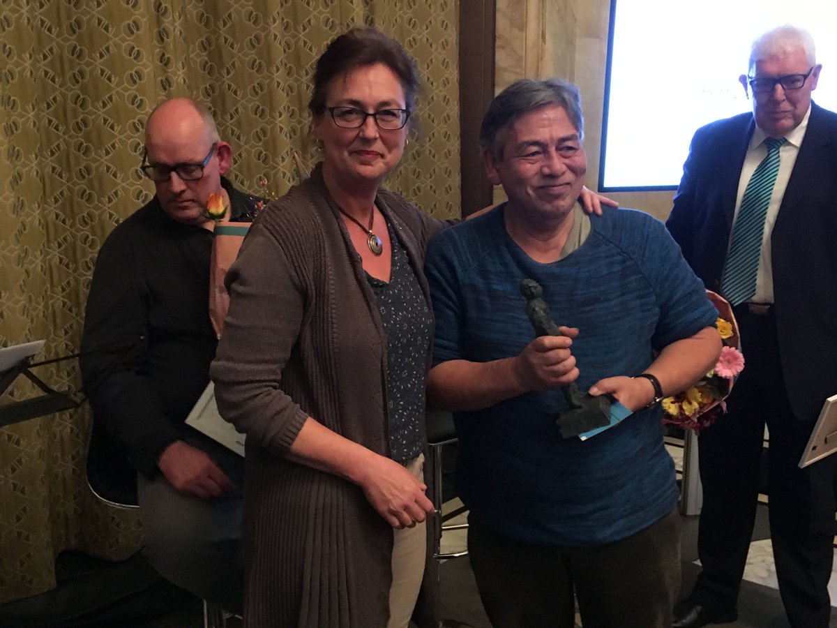 Vrijwilliger071's tweet photo. De winnaar van de Leidse Vrijwiligersprijs 2017: Ferry Rigault! https://t.co/jrpuR02cpO