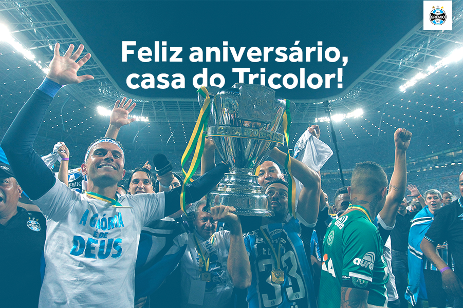 Gremio's tweet photo. Parabéns pelos 5 anos, @todosnaarena! Aliás, o número 5 é um velho conhecido nosso, hein?

Nesses 5 anos, conquistamos nosso quinto título da @CopadoBrasil e o terceiro da Libertadores. A nossa nova casa tem alma! Tu tens alma! Feliz aniversário! 👏🏾🎂 https://t.co/9z3cY6Tdne