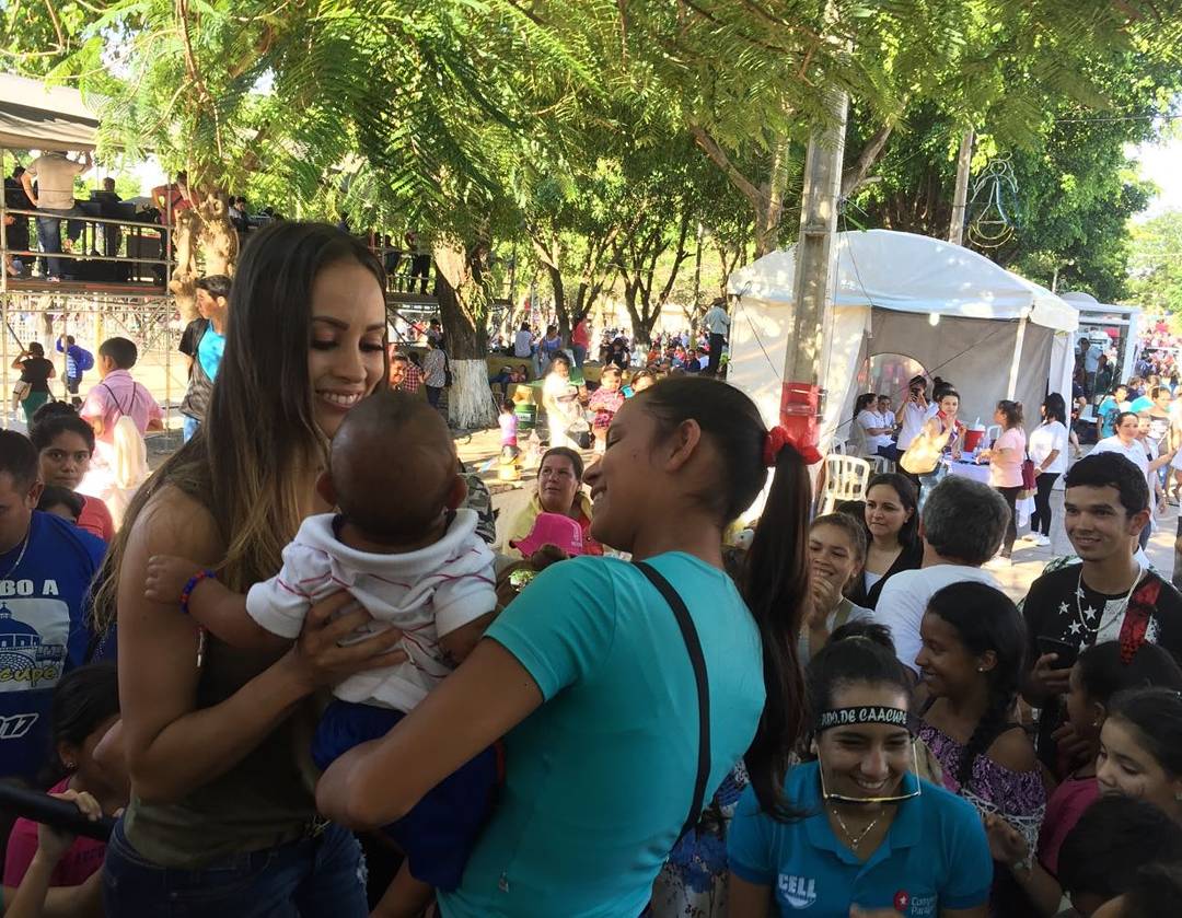 vivelatardepy's tweet photo. Hermosa la gente 😍💜 ¡Gracias por acompañarnos! ¡Seguimos en vivo desde #Caacupe con el equipo de #VLT! 🙌💛 #TelefuuturoPy https://t.co/LpzztayaCi