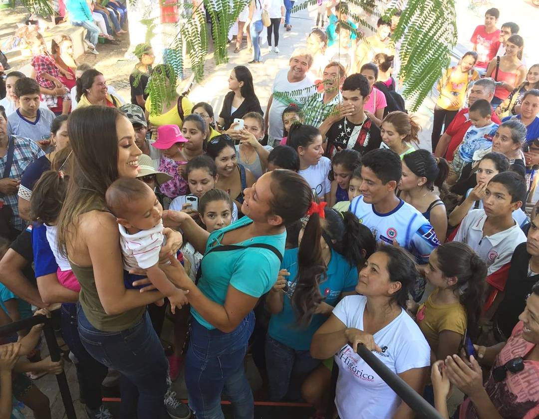 vivelatardepy's tweet photo. Hermosa la gente 😍💜 ¡Gracias por acompañarnos! ¡Seguimos en vivo desde #Caacupe con el equipo de #VLT! 🙌💛 #TelefuuturoPy https://t.co/LpzztayaCi
