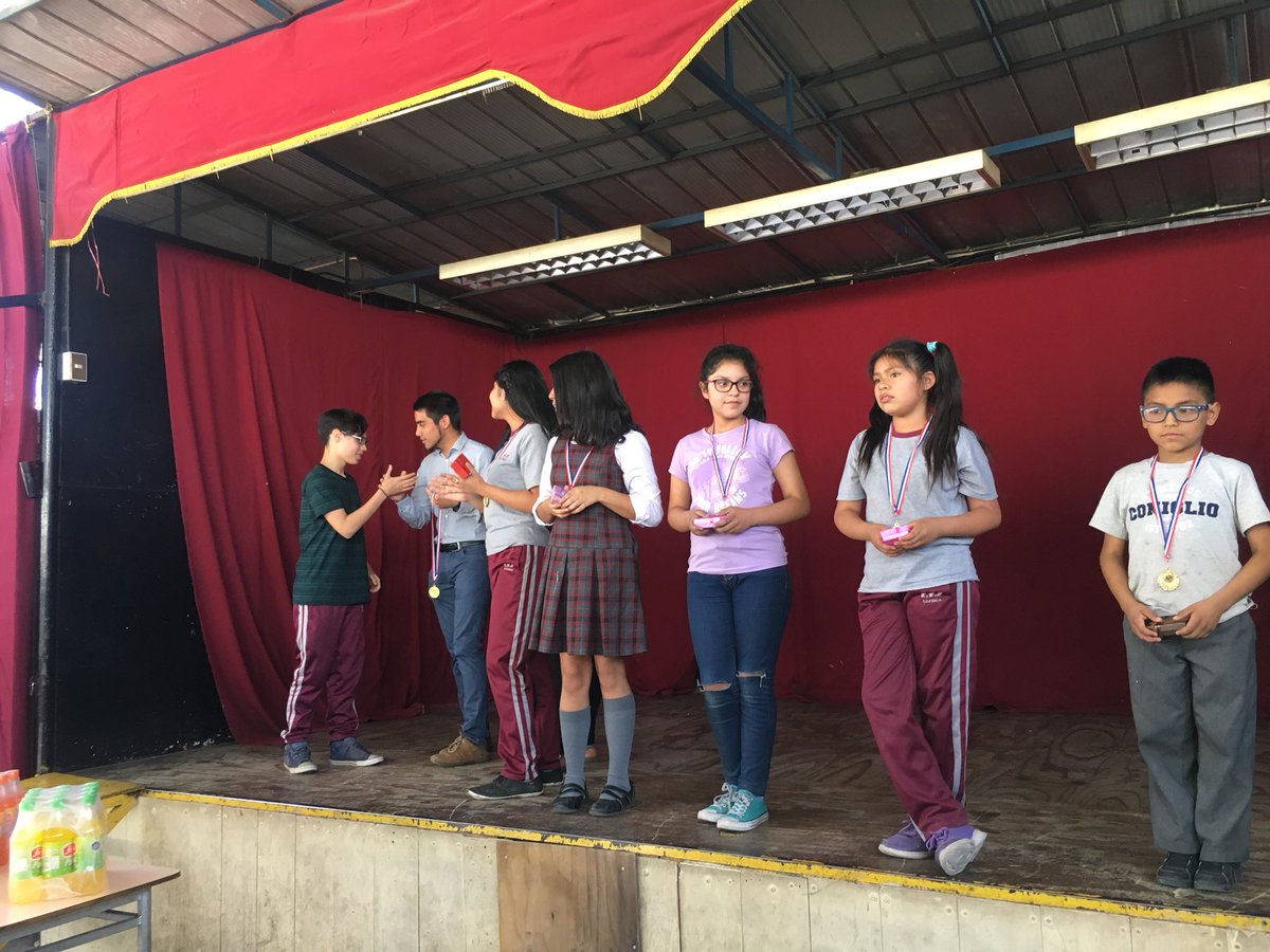 ManuelJaraV's tweet photo. Agradecido de poder entregar un pequeño reconocimiento a los mejores rendimientos académicos del año 2017 en la Escuela Cornelia Olivares. Fomentemos la educación en nuestros niños y jóvenes para avanzar como país, la educación es un derecho social. #ChileMejor https://t.co/KOjBK045T0