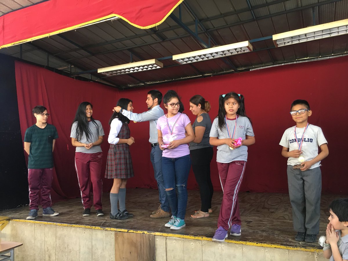 ManuelJaraV's tweet photo. Agradecido de poder entregar un pequeño reconocimiento a los mejores rendimientos académicos del año 2017 en la Escuela Cornelia Olivares. Fomentemos la educación en nuestros niños y jóvenes para avanzar como país, la educación es un derecho social. #ChileMejor https://t.co/KOjBK045T0