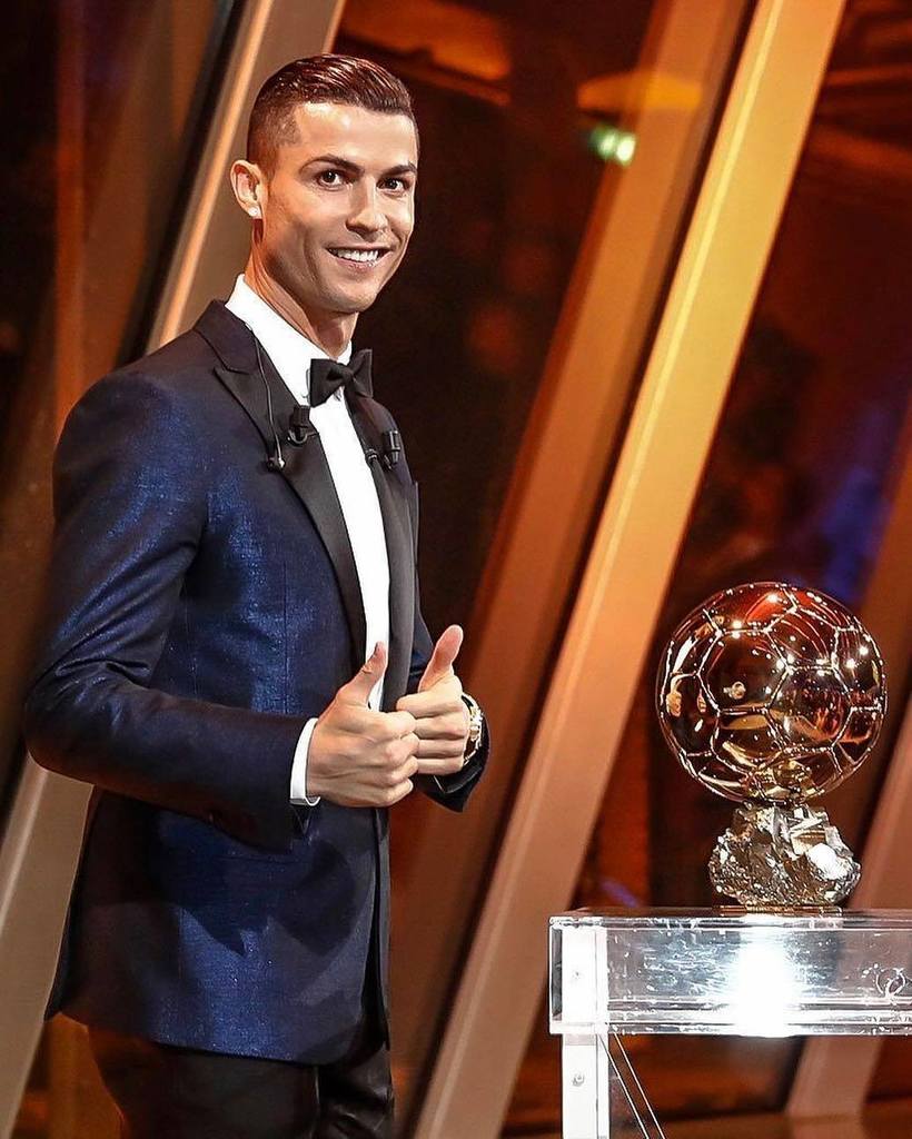 TrendEPL's tweet image. كريستيانو رونالدو (أفضل لاعب في العالم 2017) : "سير أليكس كان بمثابة والدي الروحي في كرة القدم، لقد علمّني كيف أكون محترفًا."