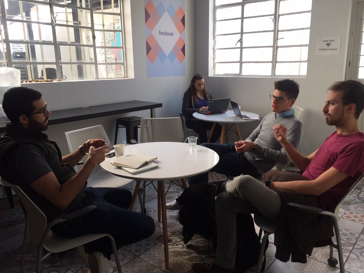 h1_copilot's tweet photo. So many curious minds today at #Facebook Office Hours, people wouldn't let go Pablo Castro back to his office at @facebook Mexico 👨💻 #TechCenterCDMX from @facebook #DigitalMarketing https://t.co/oDdGLI2P85