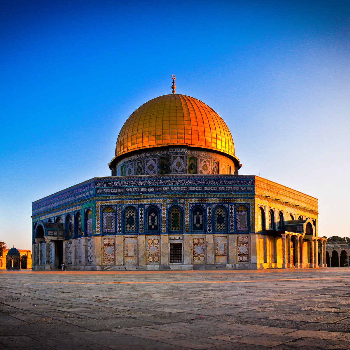 olmeztoprakmd's tweet photo. Âyetlerimizi göstermek için, kulunu geceleyin Mescid-i Haram’dan, etrafını mübarek kıldığımız Mescid-i Aksa’ya yürüten Allah, Sübhan’dır. Muhakkak ki O, en iyi işiten, en iyi görendir.

#KuduseSahipCik https://t.co/m3D2YLHYLV