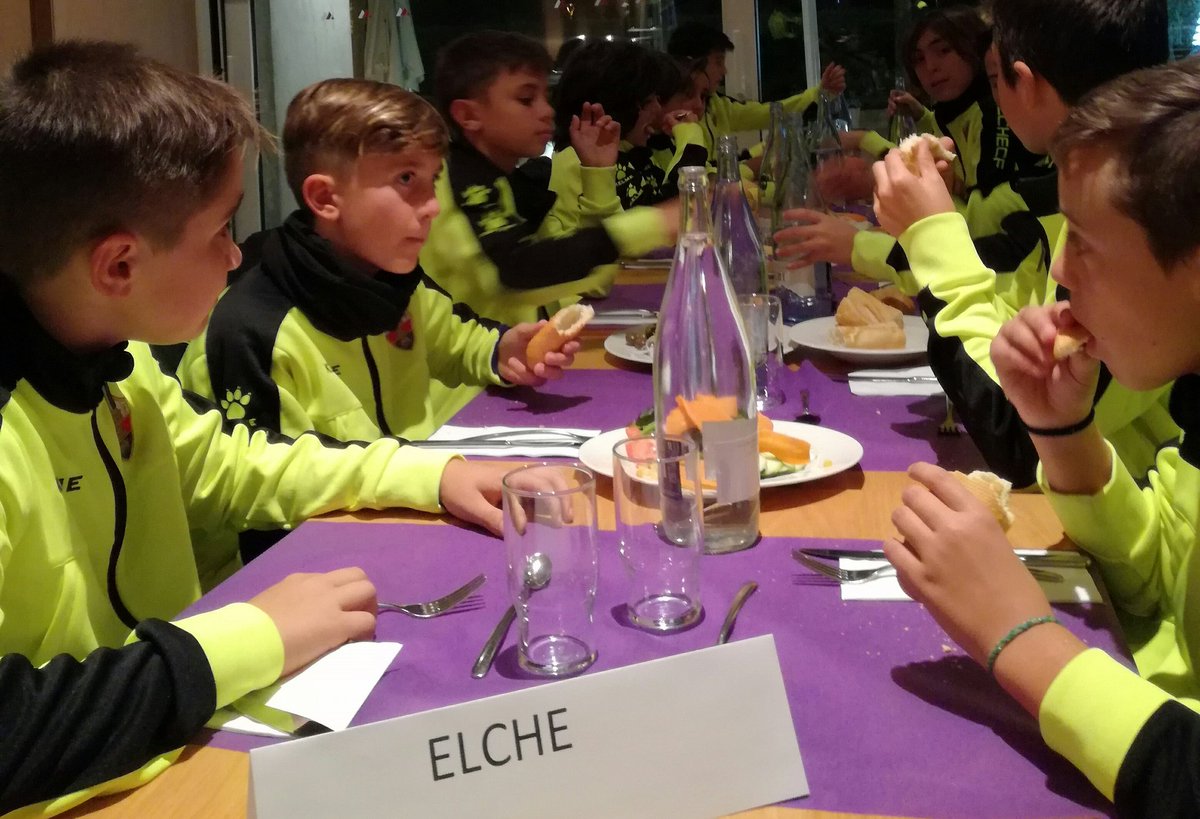 futbolbaseECF's tweet photo. 📷 | Nuestro Alevín ya se encuentra hospedado en Mataró. Momento para cenar y relajarse después de un largo viaje y mañana a darlo todo. ¡Mucho Elche! #CanteraECF https://t.co/C58XtbWI1o