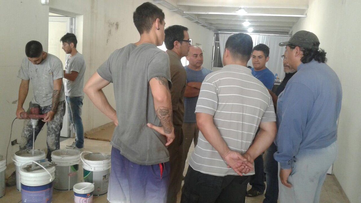 Cfp402_UIE's tweet photo. Compartimos con alegría cómo nuestros alumnos voluntarios convocados para pintar su querido CFP, junto a su Directora Evangelina Donadio se #capacitaron en colocación de revestimientos. Gracias a las Empresas de @uiezeiza @Sinteplast y @longtex2 Listos para el trabajo !!👏👏 https://t.co/nWTrf52YAN